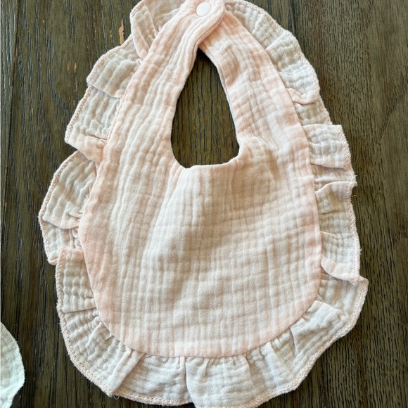 5 muslin ruffle bibs - Picture 3 of 7